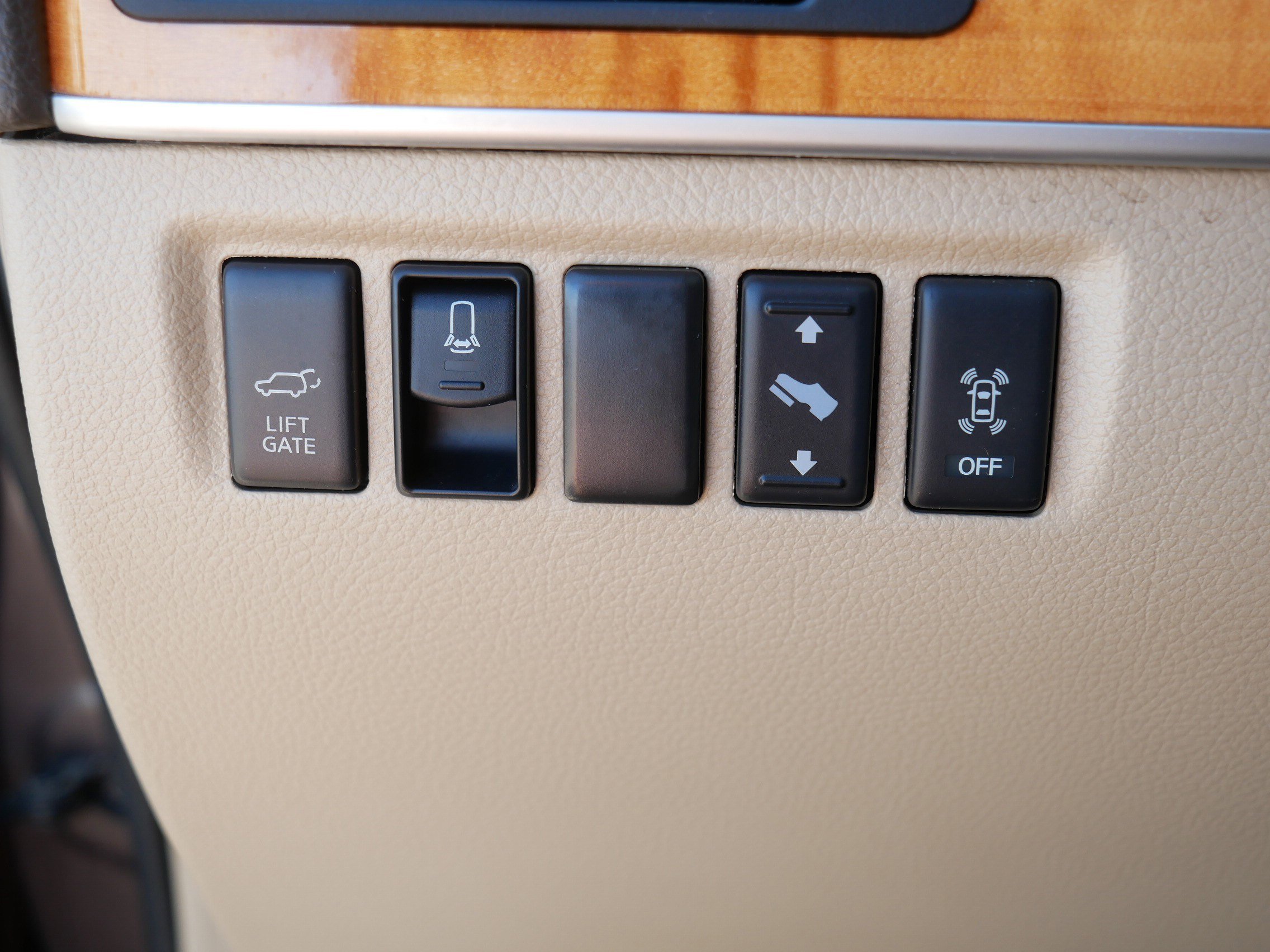 Used 2013 Nissan Armada Platinum w/ Platinum Reserve Pkg AWD/4WD image 26
