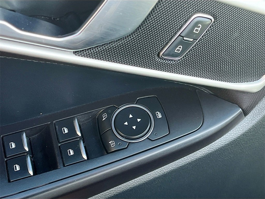 Used 2020 Ford Explorer XLT image 17