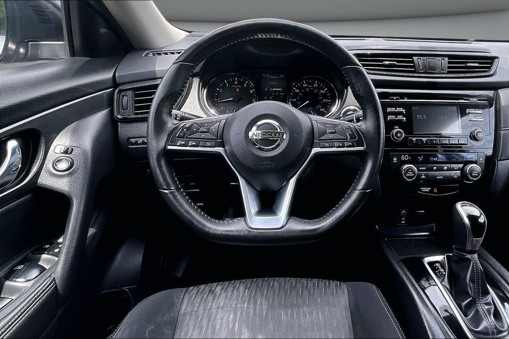 Used 2017 Nissan Rogue SV AWD/4WD image 8