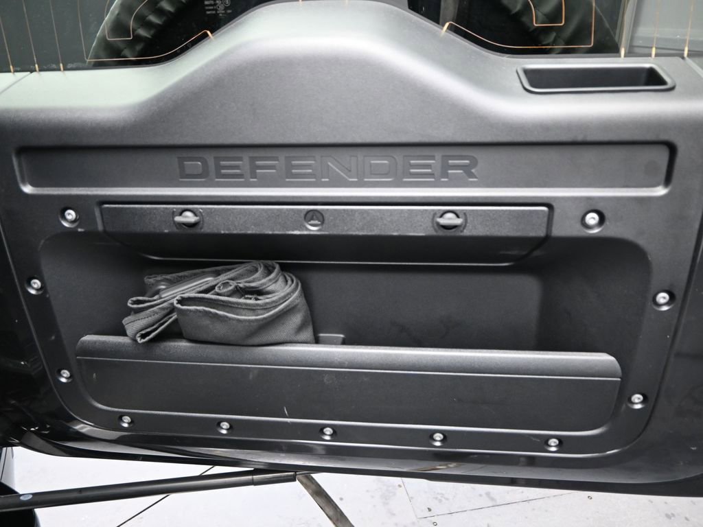 Used 2023 Land Rover Defender 130 X-Dynamic SE image 33
