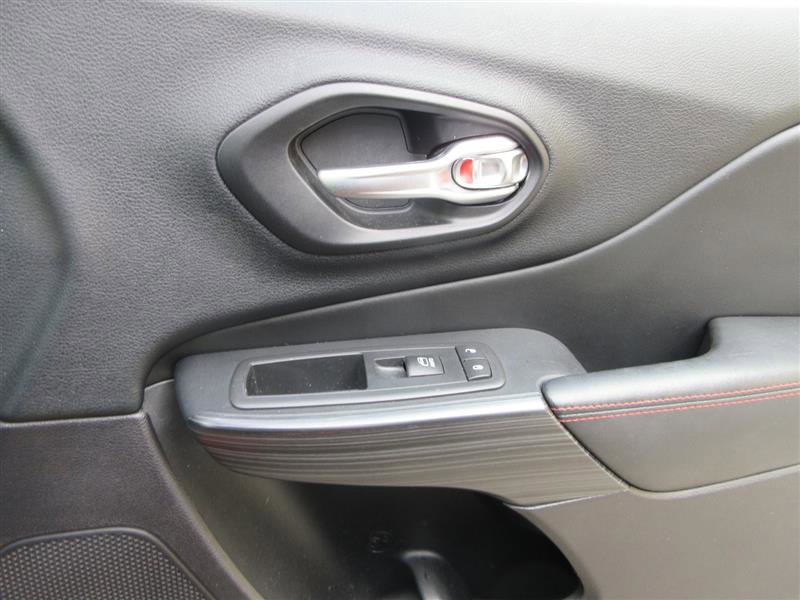 Used 2016 Jeep Cherokee Trailhawk w/ Comfort/Convenience Group image 27