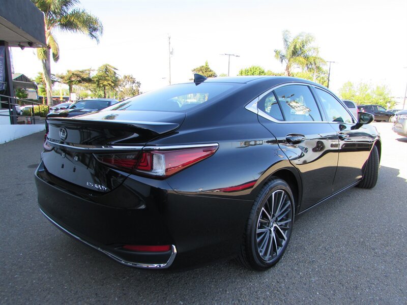 Used 2025 Lexus ES 300h w/ Premium Package FWD image 4