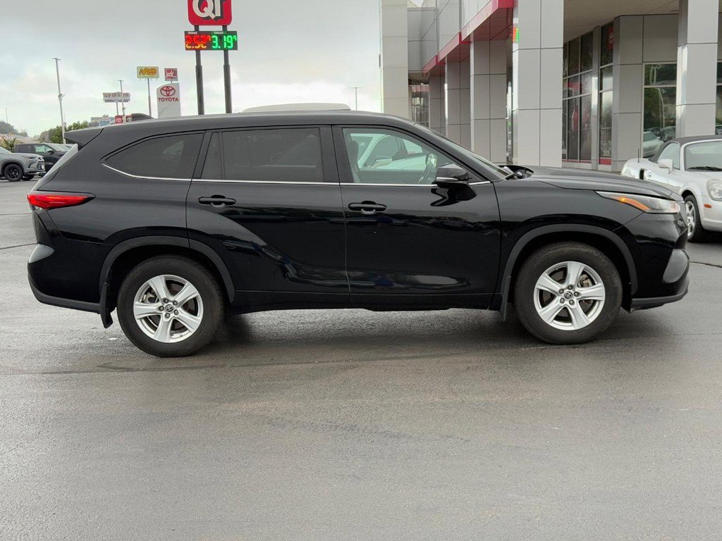 Used 2023 Toyota Highlander LE image 2