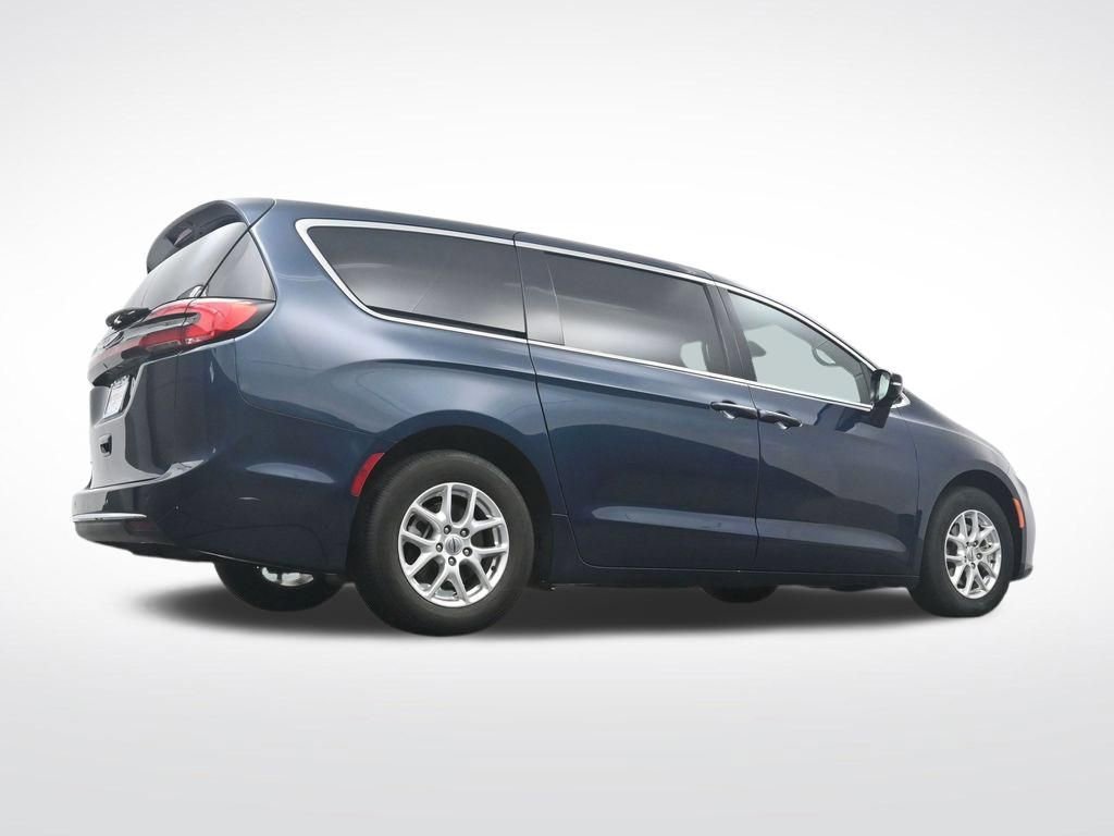 Used 2025 Chrysler Pacifica Select image 34