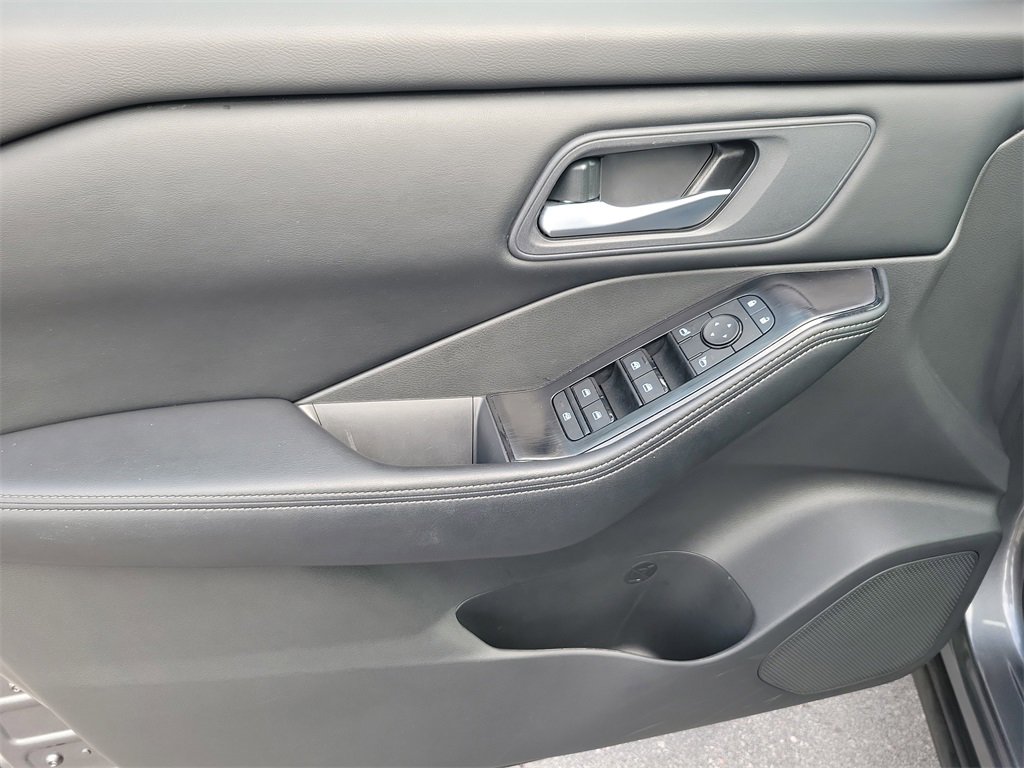 Certified 2025 Nissan Rogue SV image 14