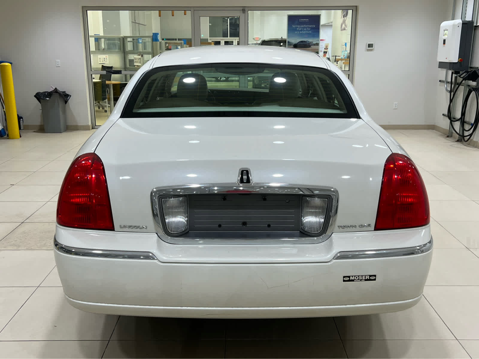 Used 2006 Lincoln Town Car Signature Limited RWD image 7