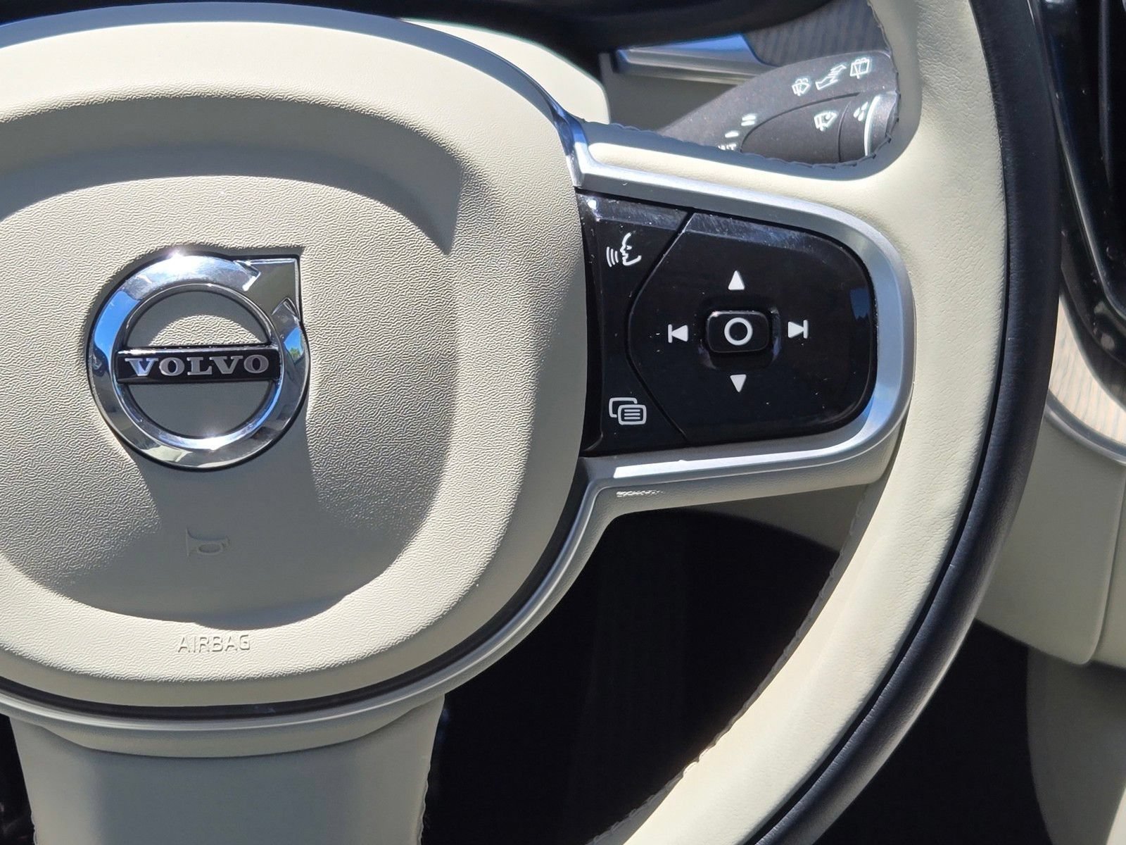 Used 2023 Volvo XC60 B5 Ultimate w/ Climate Package FWD image 17