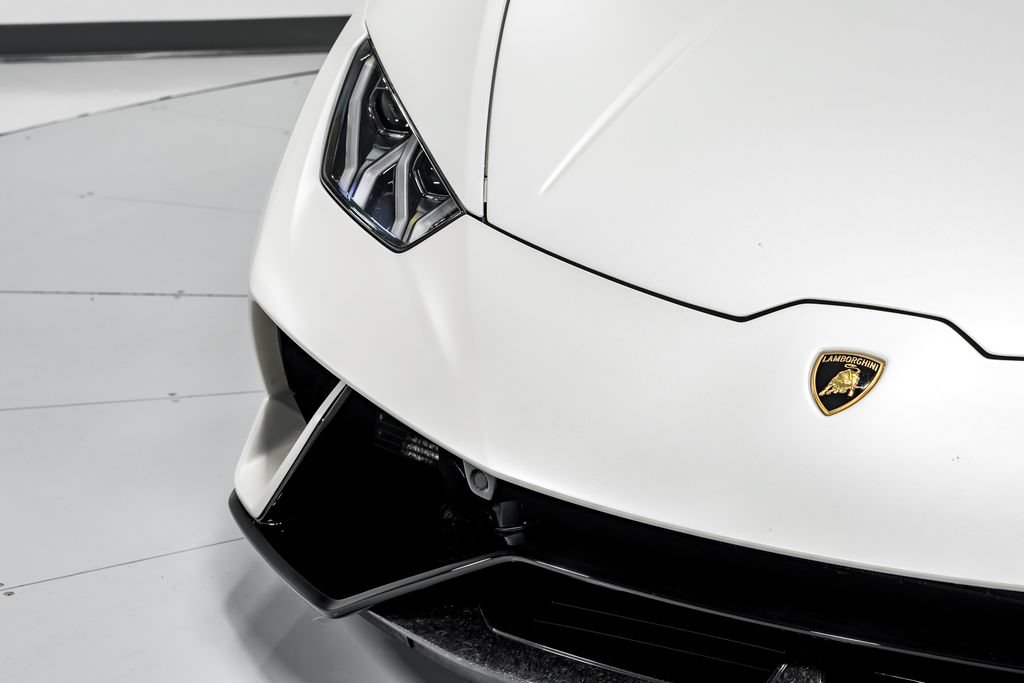Used 2018 Lamborghini Huracan Performante AWD/4WD image 39