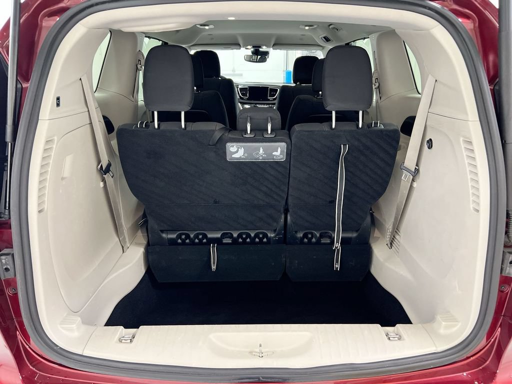 Used 2020 Chrysler Pacifica Touring w/ Advanced Safetytec Group FWD image 24