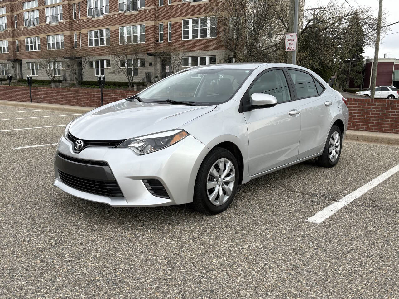 Used 2015 Toyota Corolla LE FWD image 2