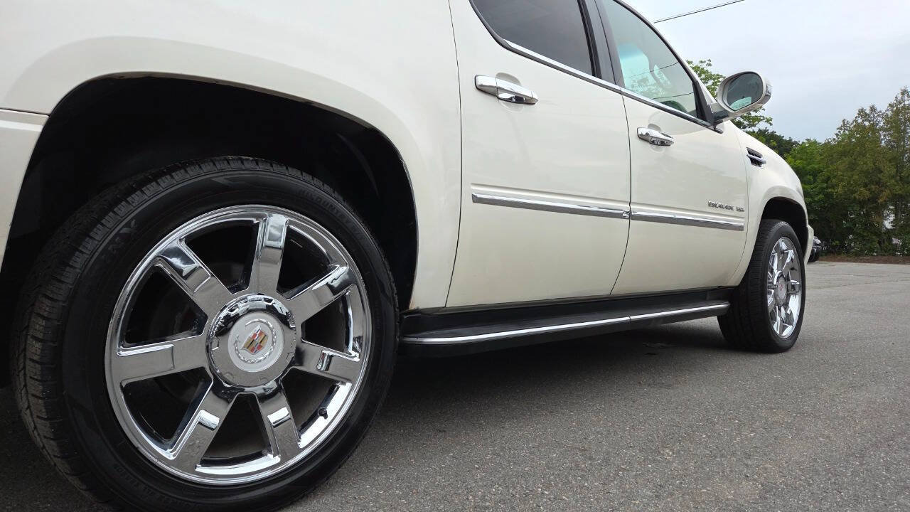 Used 2010 Cadillac Escalade ESV Luxury AWD/4WD image 16