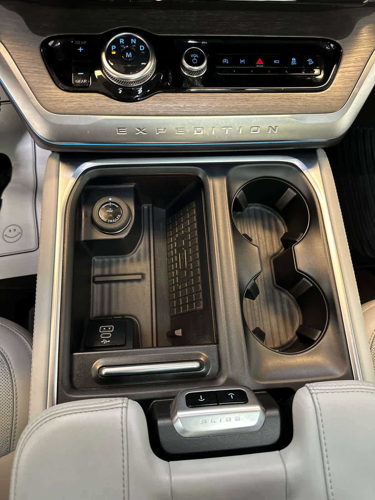 Used 2025 Ford Expedition Platinum image 26