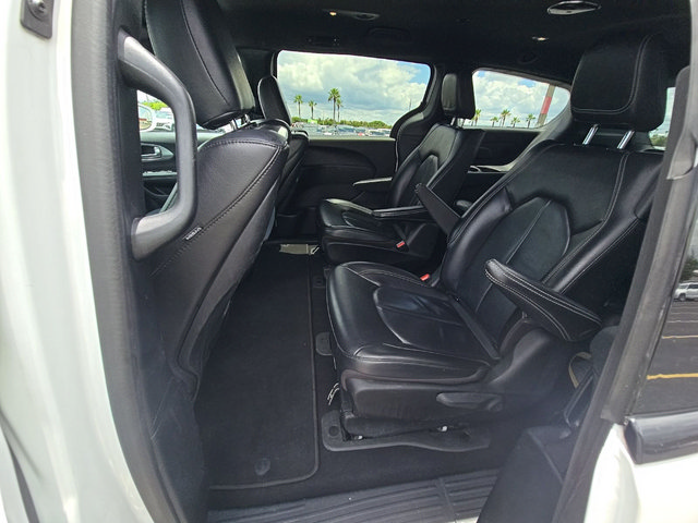 Used 2022 Chrysler Pacifica Touring-L w/ Uconnect Theater Family Group FWD image 8