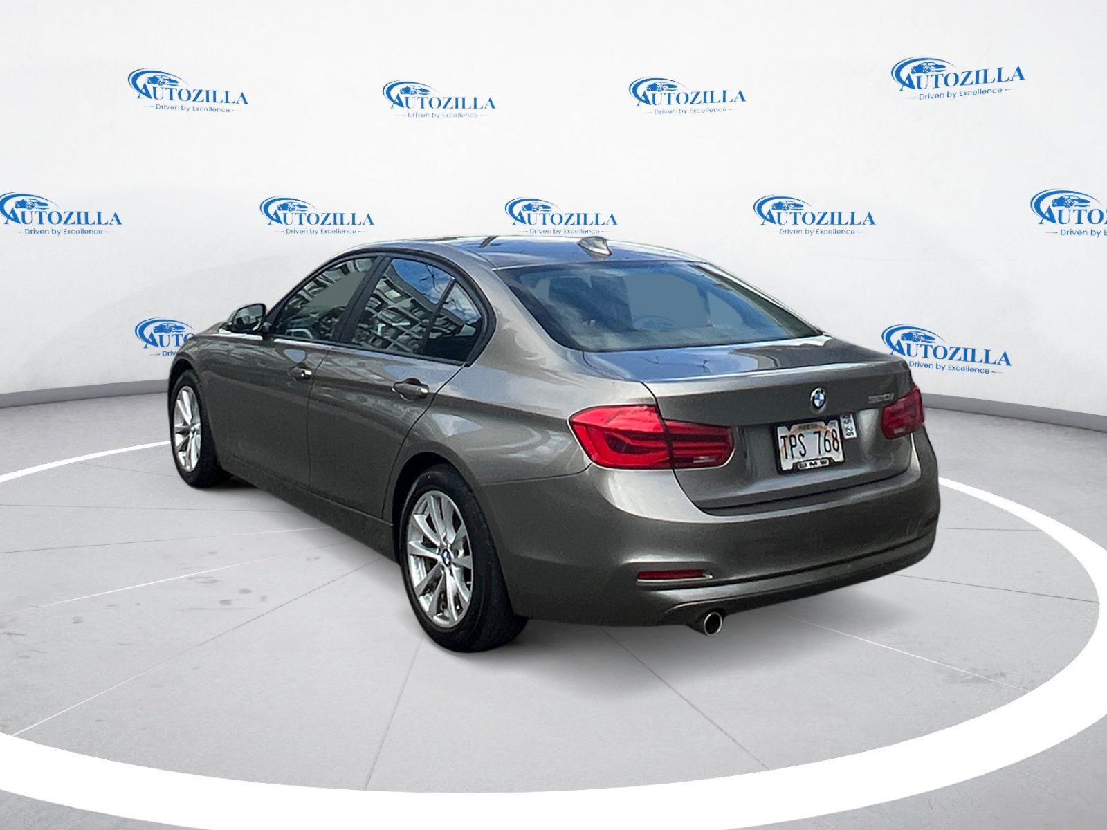 Used 2018 BMW 320i Sedan RWD image 3
