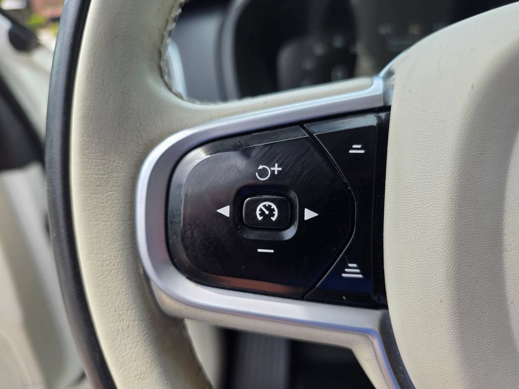 Used 2020 Volvo XC90 T5 Momentum w/ Protection Package Premier AWD/4WD image 24