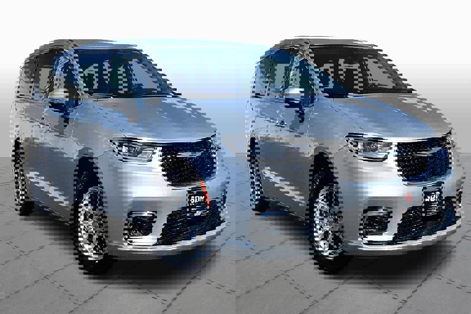 Used 2023 Chrysler Pacifica Touring-L image 2