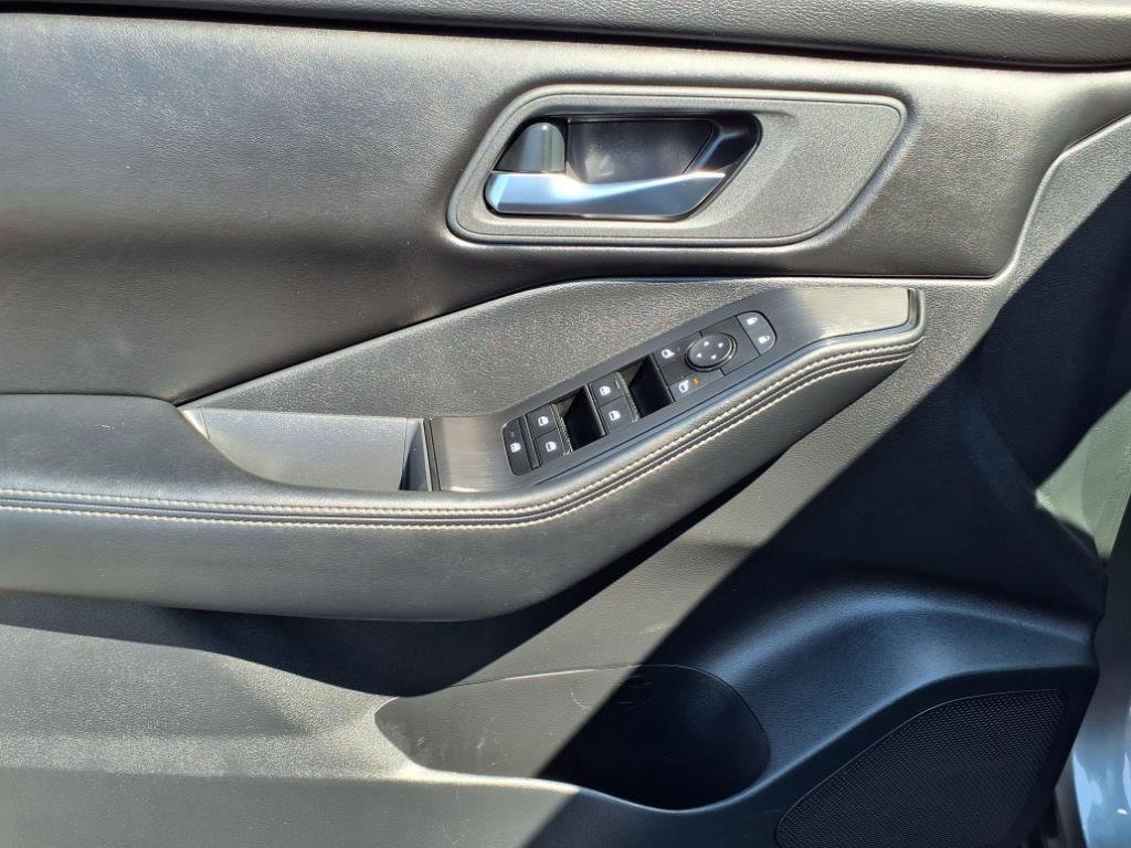 Used 2024 Nissan Rogue SV image 13