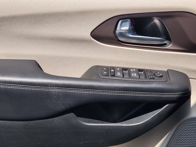 Used 2023 Chrysler Voyager LX FWD image 25