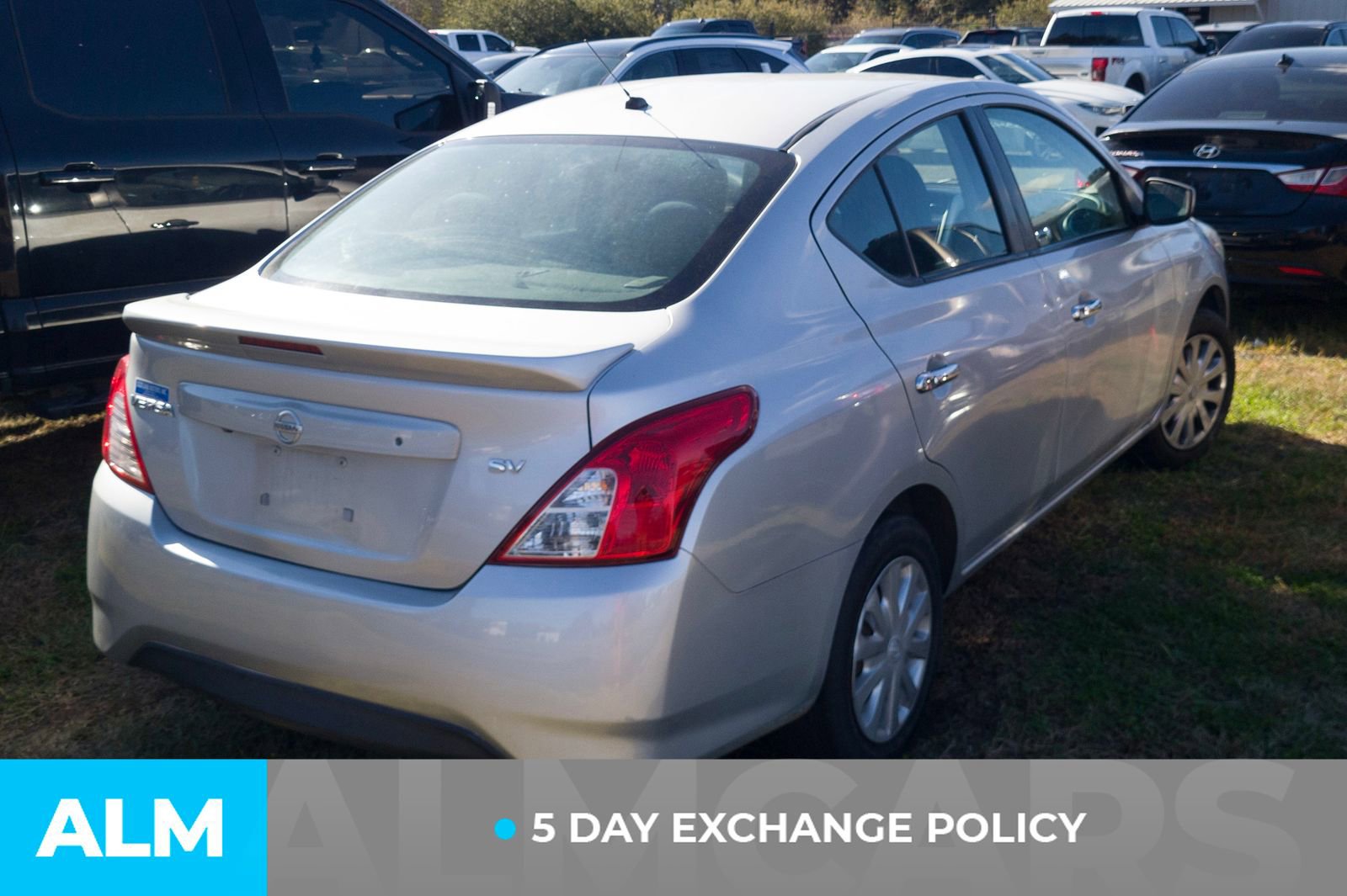 Used 2019 Nissan Versa SV image 4