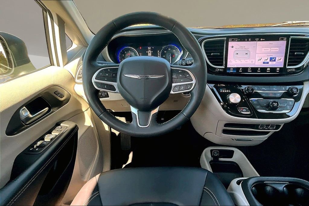 Used 2023 Chrysler Pacifica Touring-L image 8
