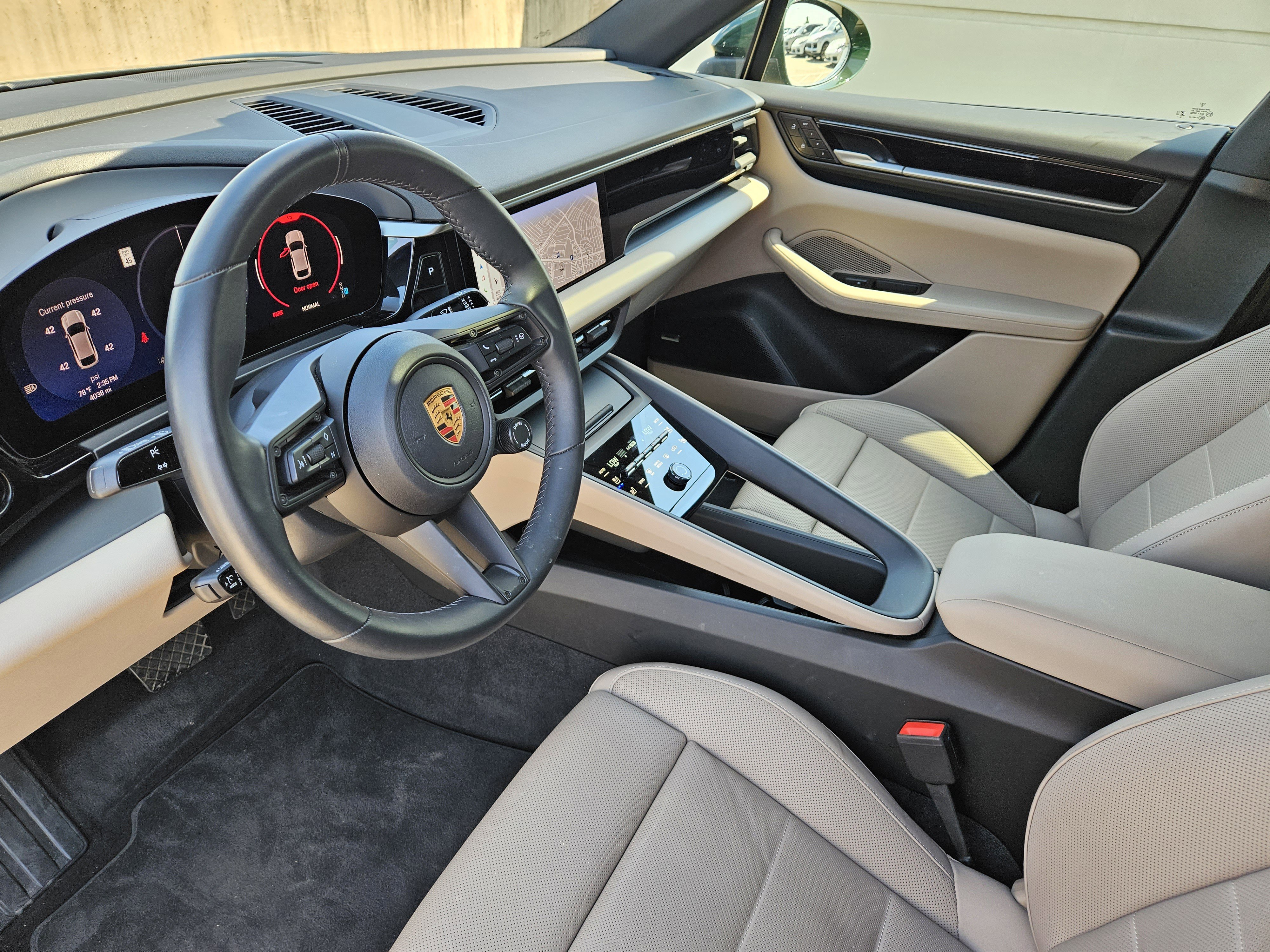 Certified 2025 Porsche Macan 4 Electric image 4