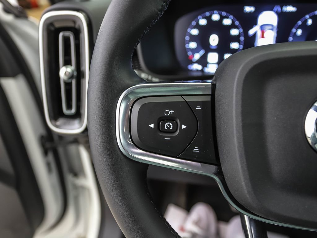 Used 2022 Volvo XC40 T5 R-Design AWD/4WD image 12