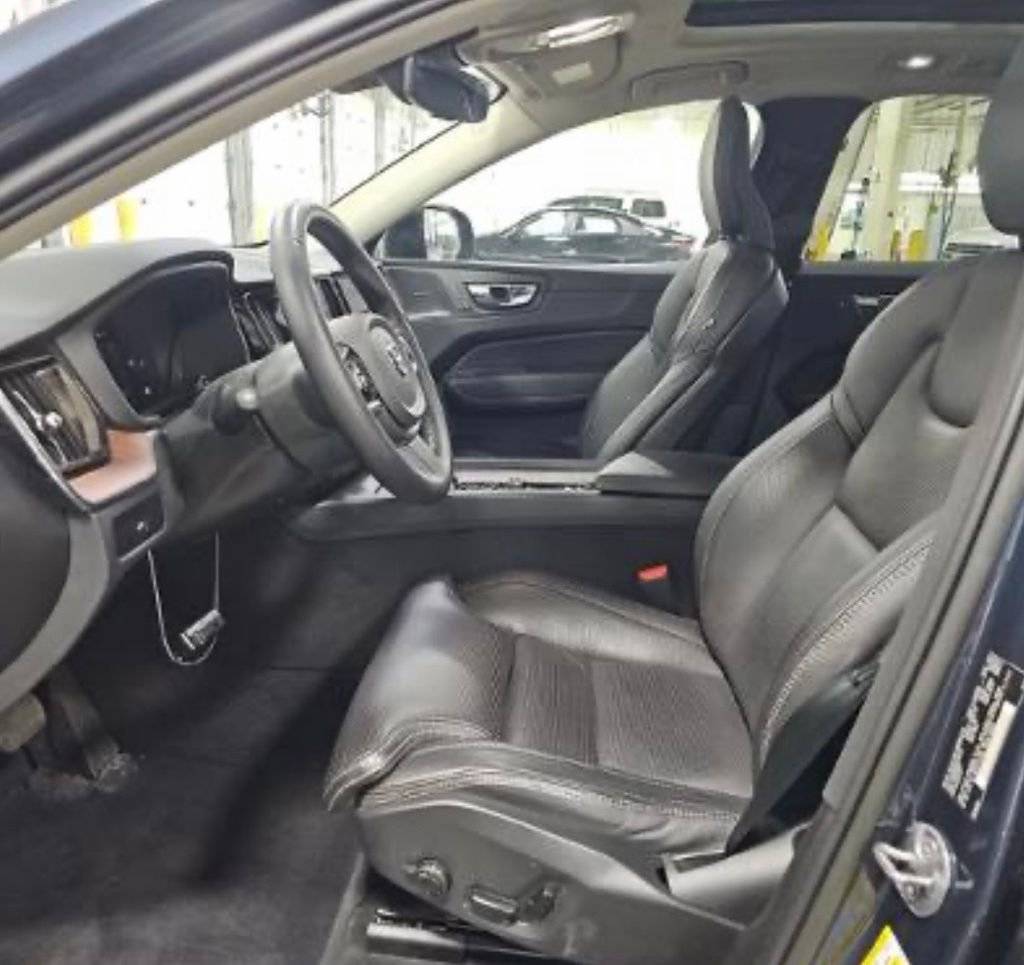 Used 2023 Volvo XC60 B6 Ultimate w/ Climate Package image 2