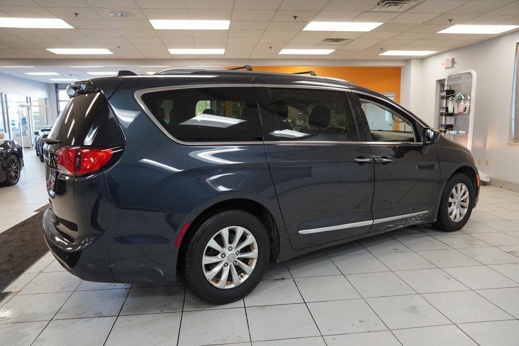 Used 2019 Chrysler Pacifica Touring-L image 11