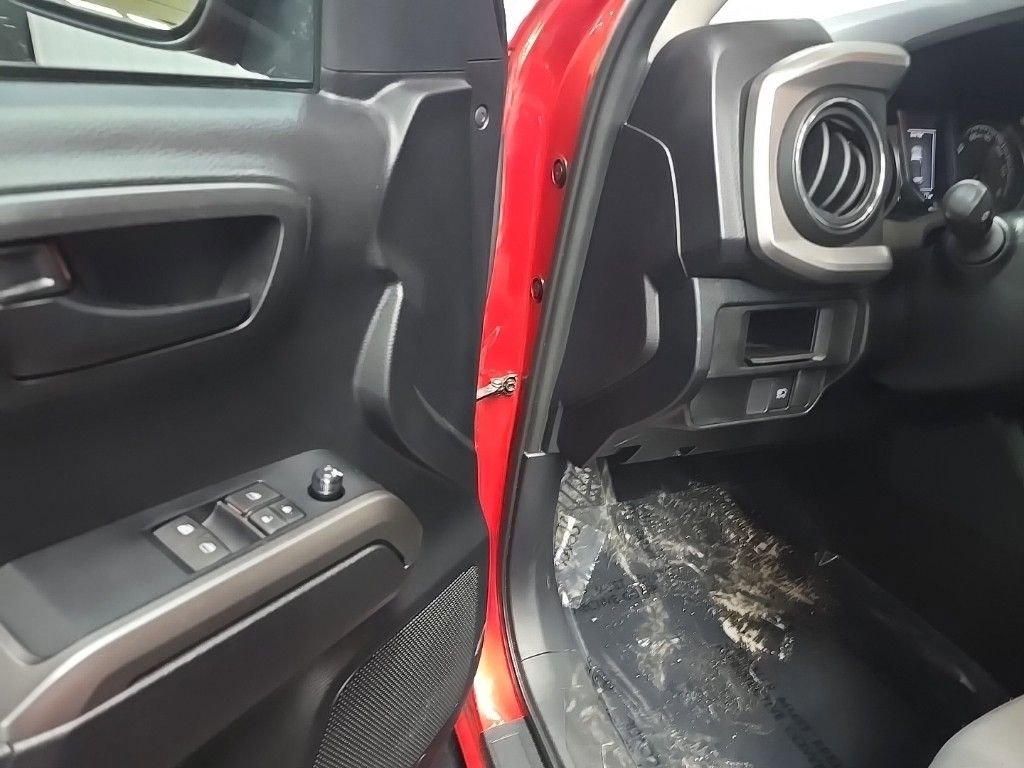 Used 2019 Toyota Tacoma SR5 AWD/4WD image 14