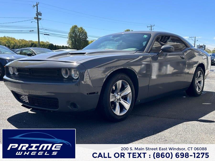 Used 2017 Dodge Challenger SXT RWD image 3