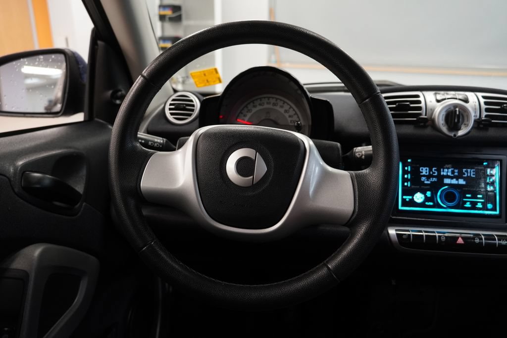 Used 2015 smart fortwo pure RWD image 16