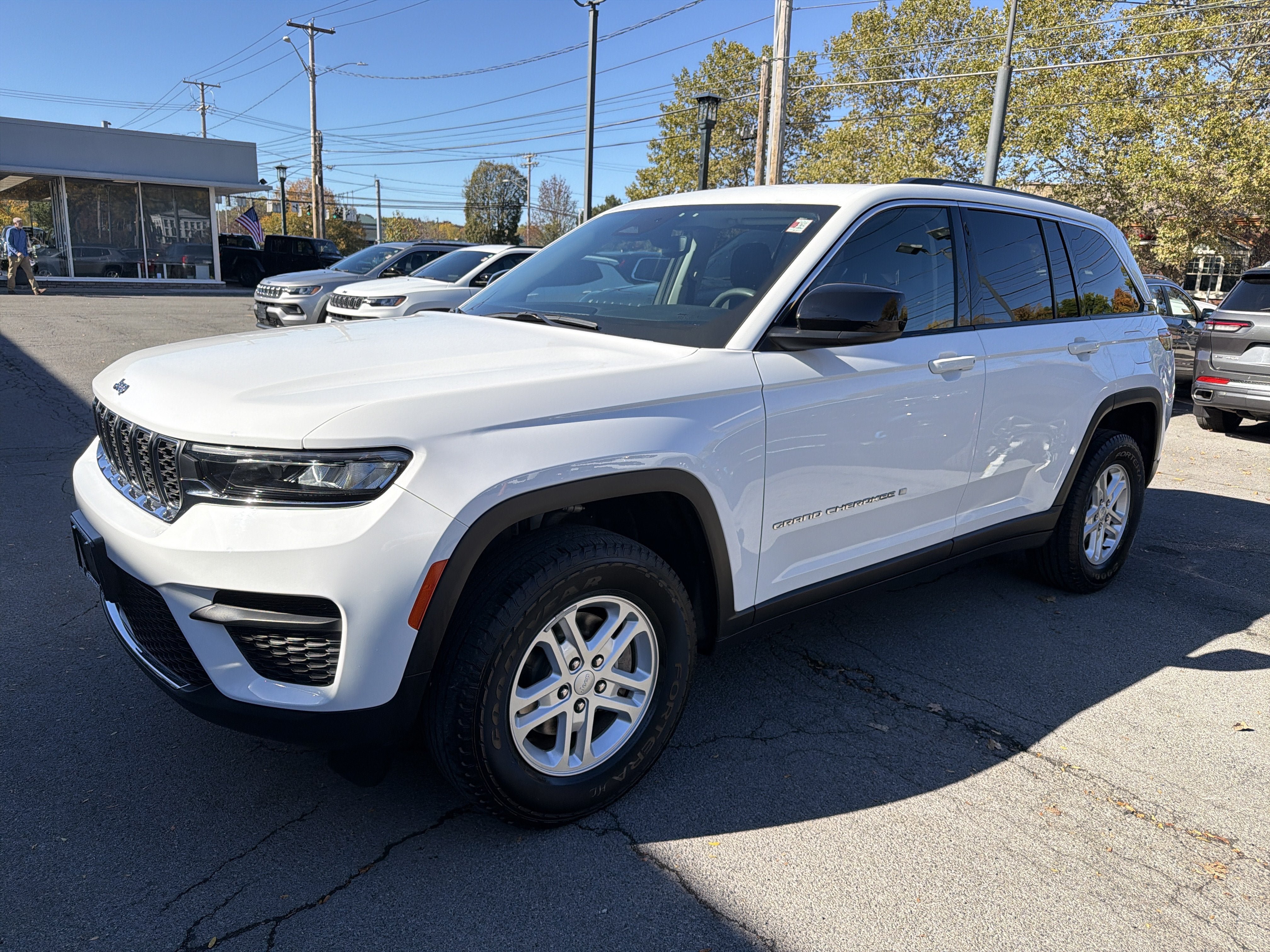 Used 2023 Jeep Grand Cherokee Laredo w/ Luxury Tech Group I AWD/4WD image 4