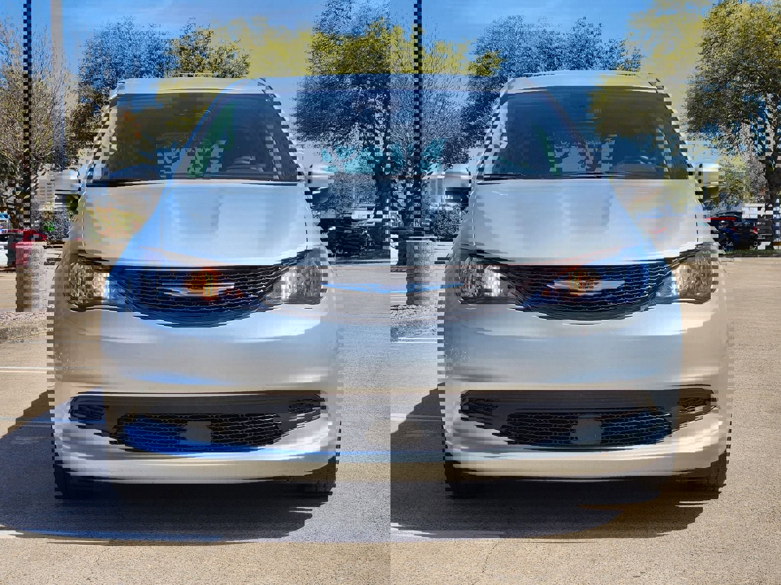 Used 2023 Chrysler Voyager LX image 7