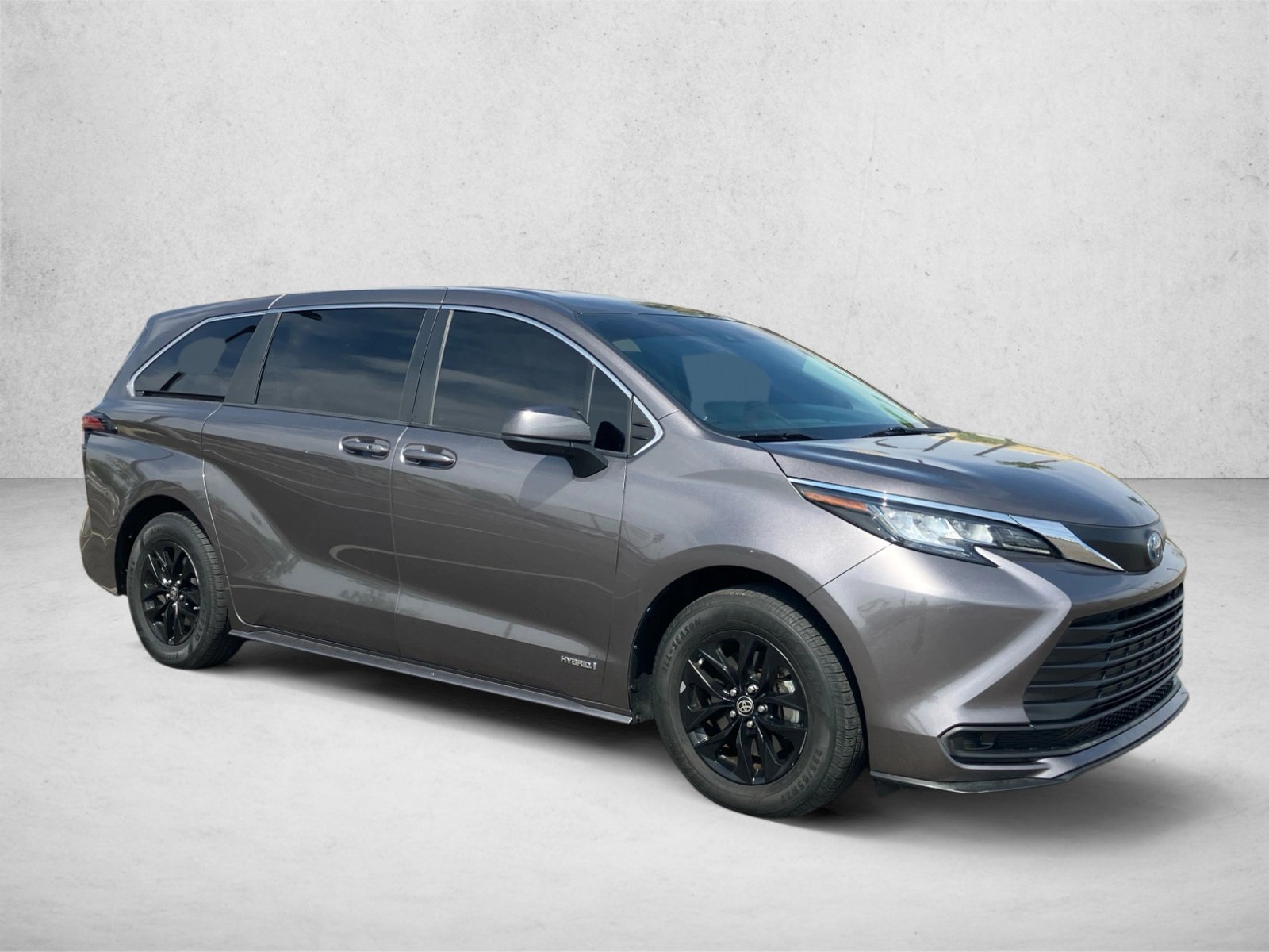 Used 2021 Toyota Sienna LE FWD image 3
