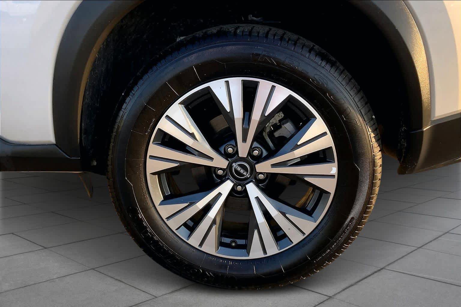 Used 2023 Nissan Rogue SV image 11