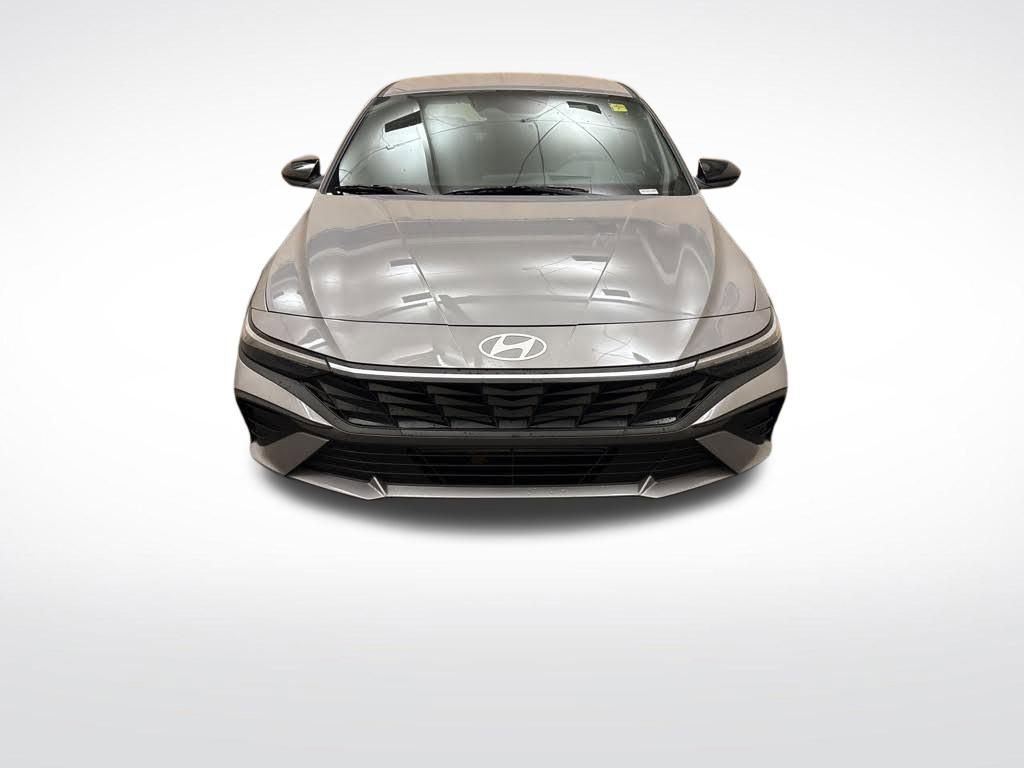 Certified 2025 Hyundai Elantra SE image 2