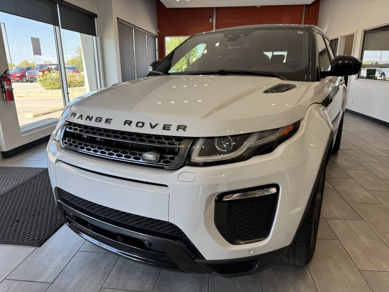 Used 2019 Land Rover Range Rover Evoque SE Premium image 4