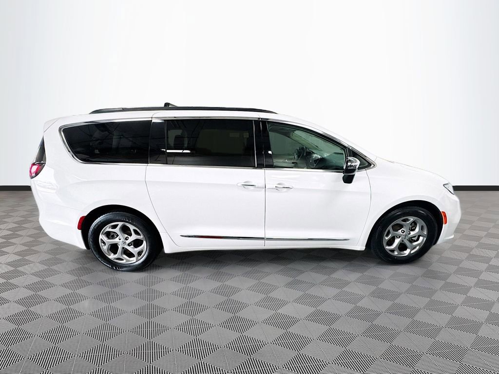 Used 2023 Chrysler Pacifica Limited image 35