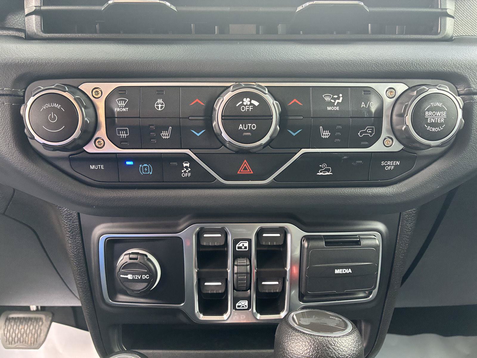 Used 2024 Jeep Wrangler Unlimited Sahara AWD/4WD image 26