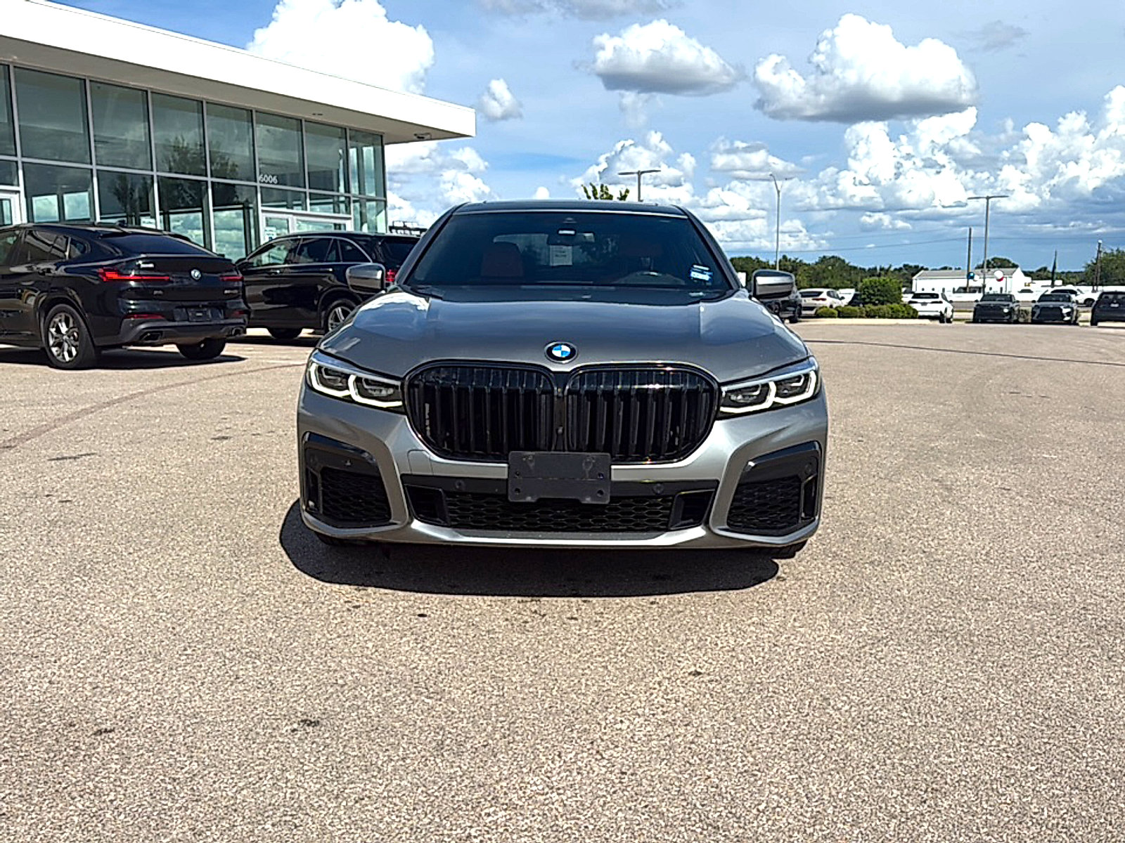 Used 2022 BMW 740i w/ M Sport Package RWD image 2