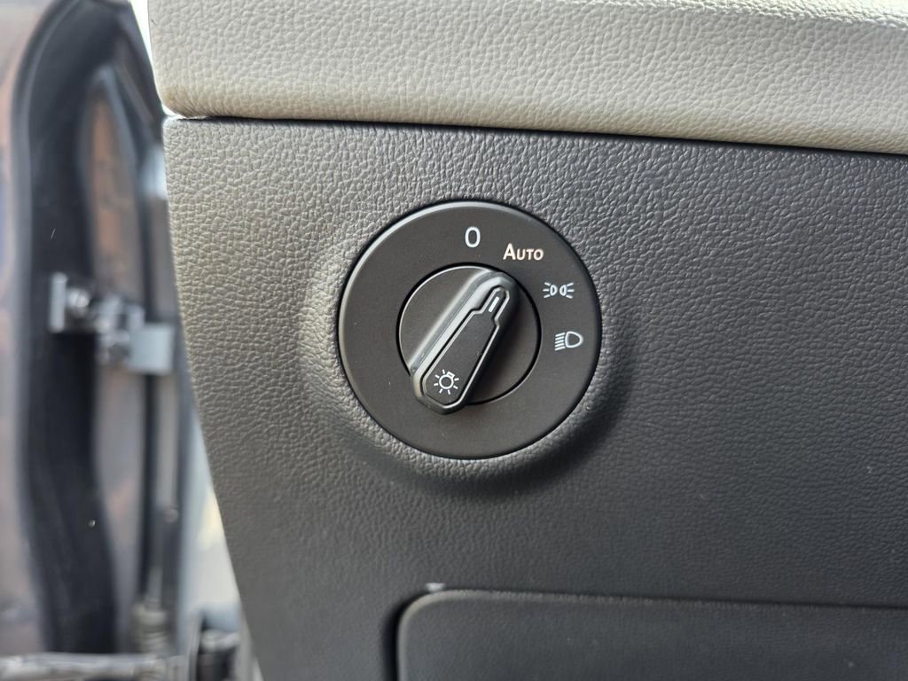 Used 2022 Volkswagen Taos SE w/ Panoramic Sunroof Package image 13