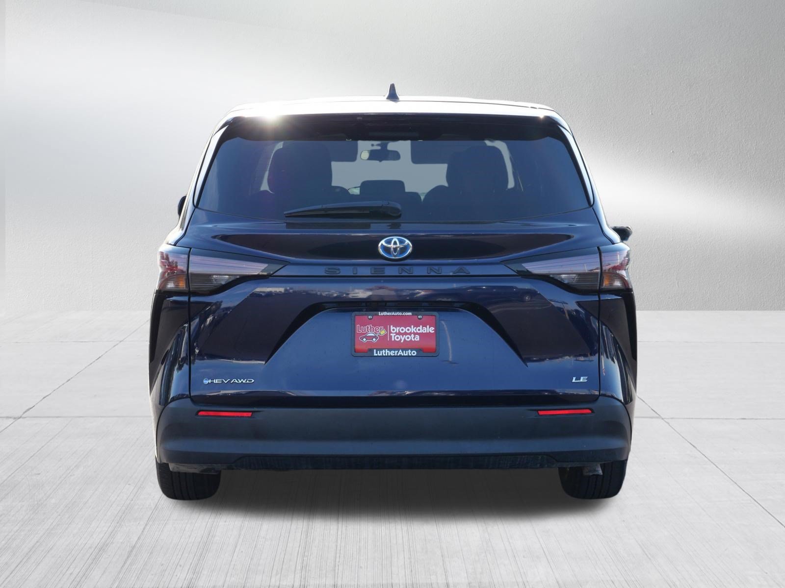 Used 2025 Toyota Sienna LE AWD/4WD image 6
