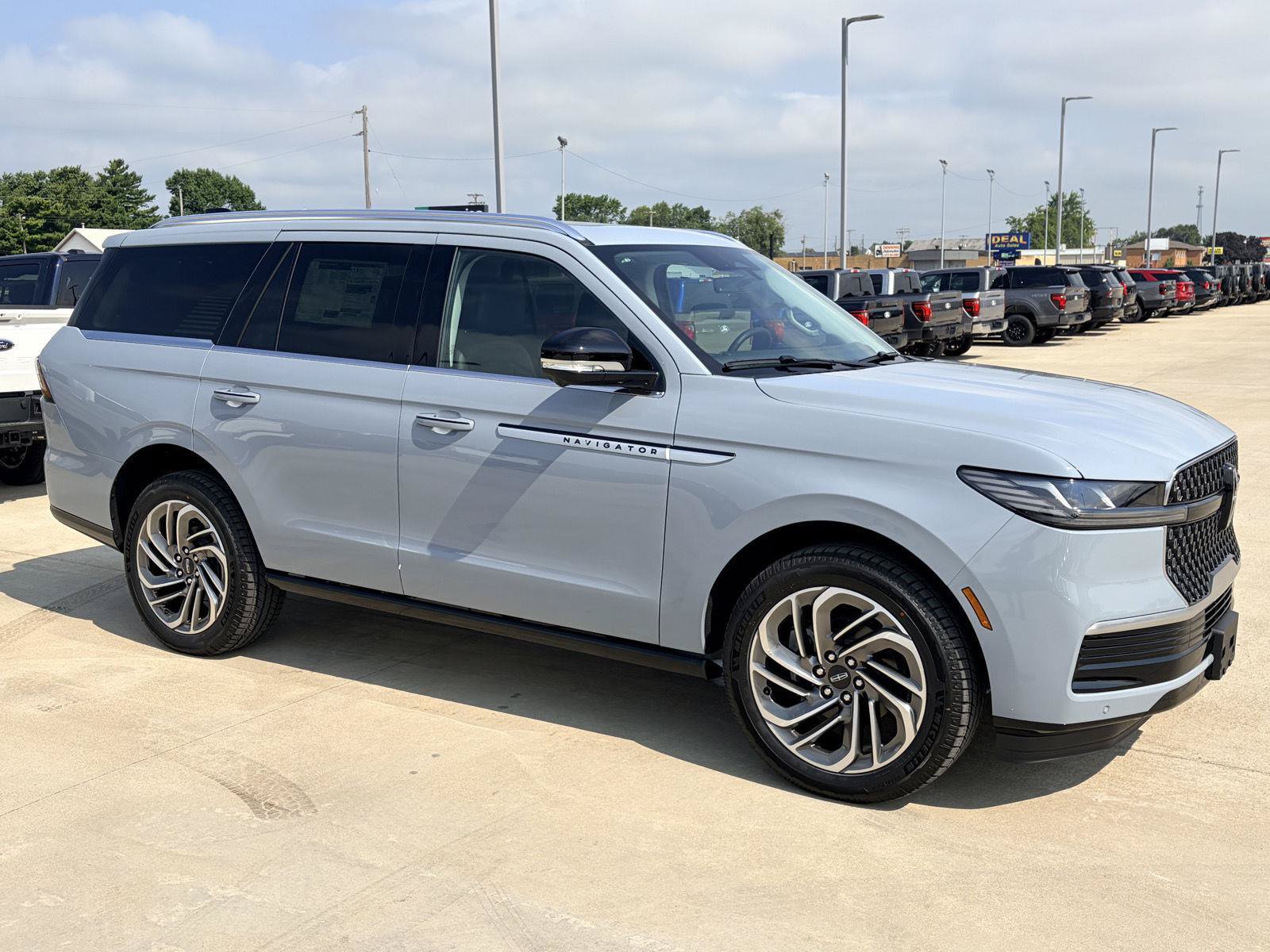 New 2027 Lincoln Navigator Reserve AWD/4WD image 2