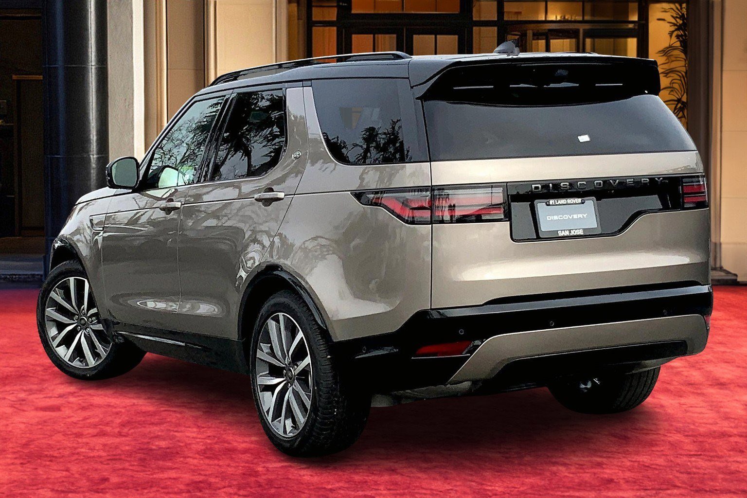 New 2025 Land Rover Discovery Dynamic SE image 4