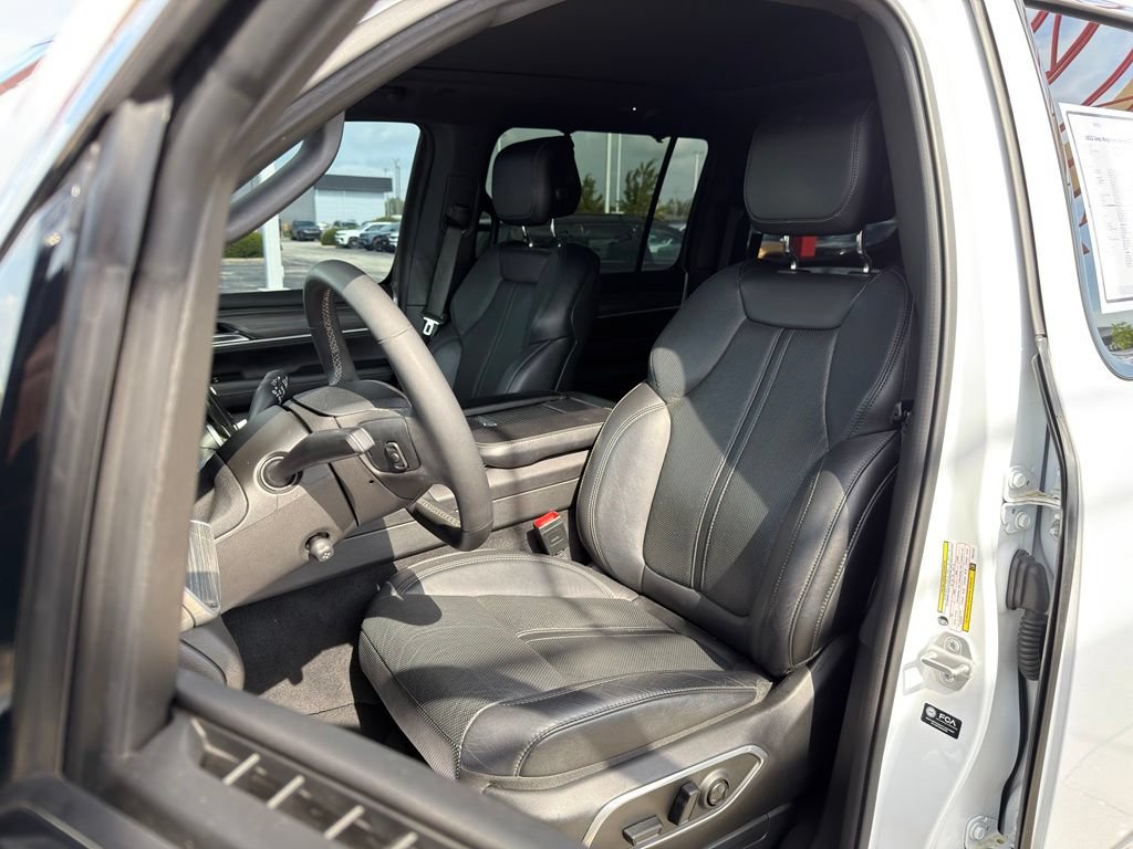 Used 2023 Jeep Wagoneer Series III w/ Premium Group I AWD/4WD image 13