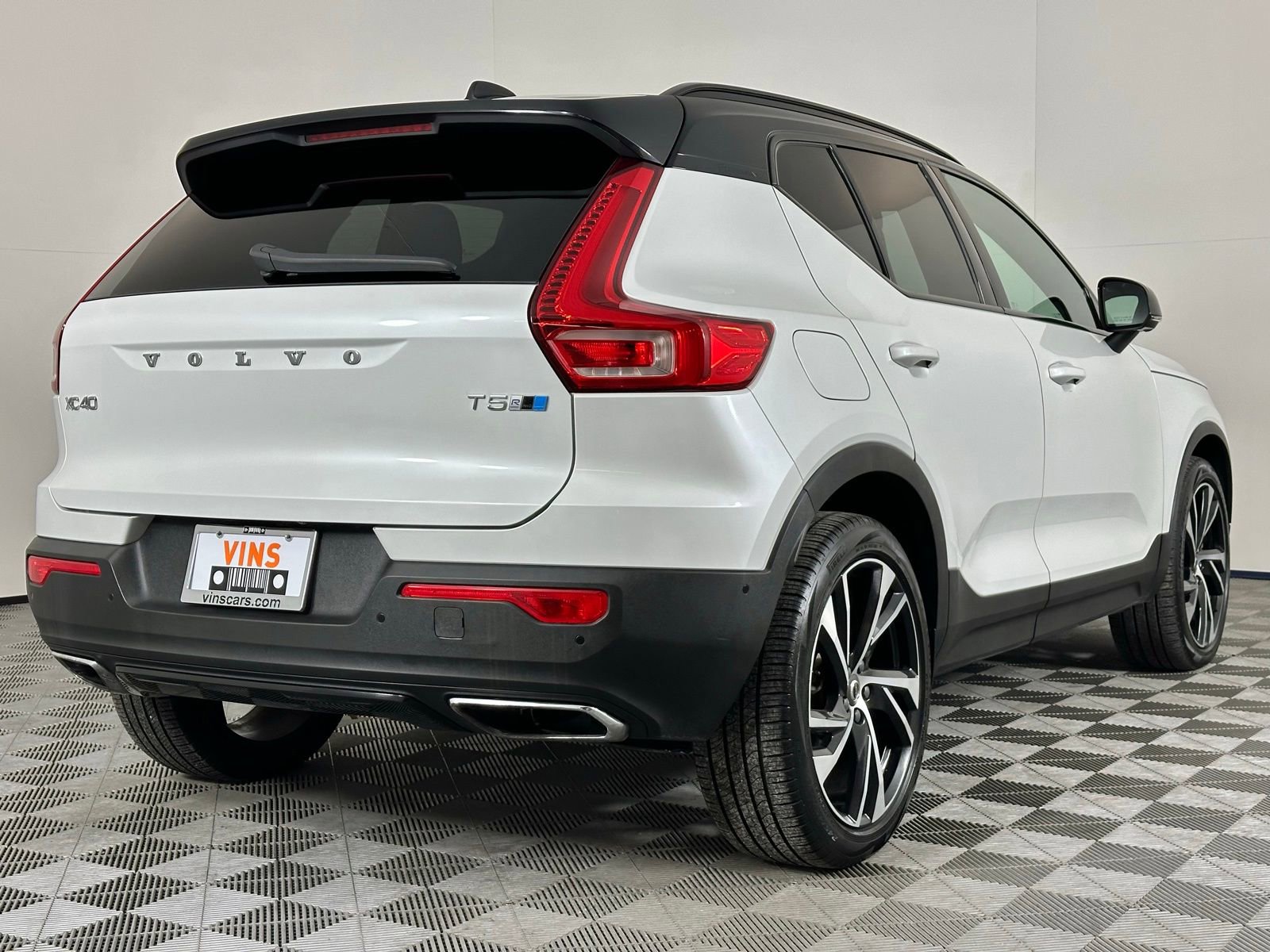 Used 2019 Volvo XC40 T5 R-Design image 4