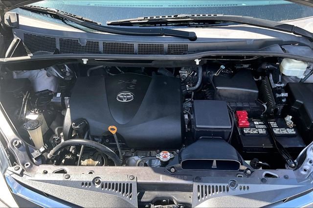 Used 2020 Toyota Sienna XLE w/ XLE Navigation Package FWD image 9