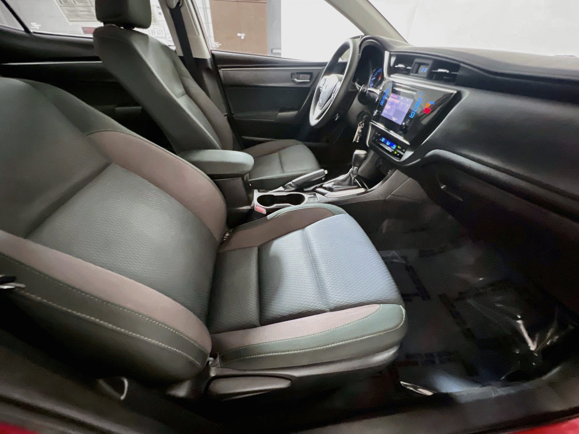 Used 2018 Toyota Corolla LE FWD image 30