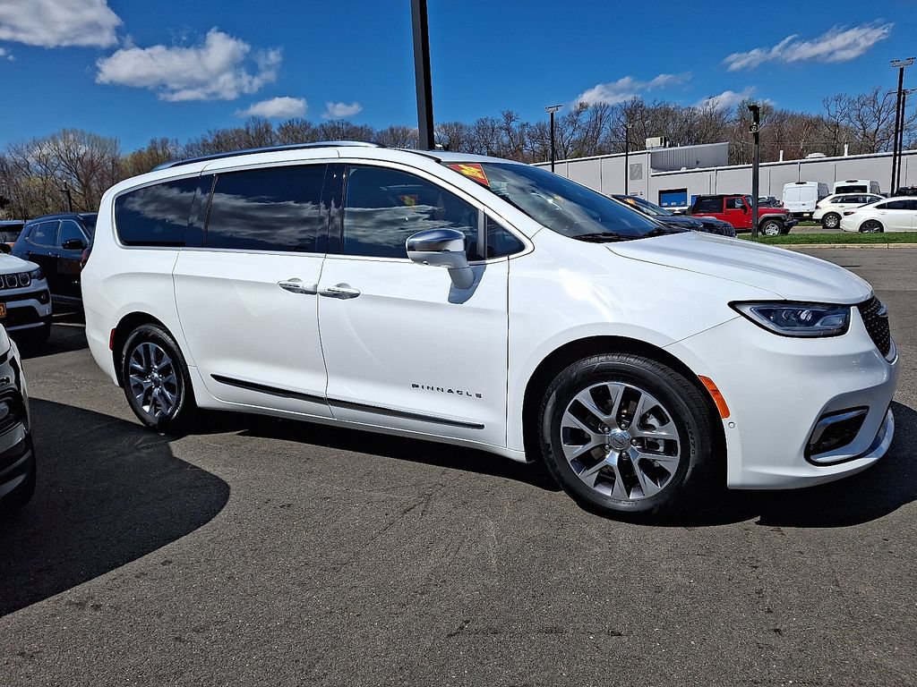 Used 2024 Chrysler Pacifica Pinnacle FWD image 7