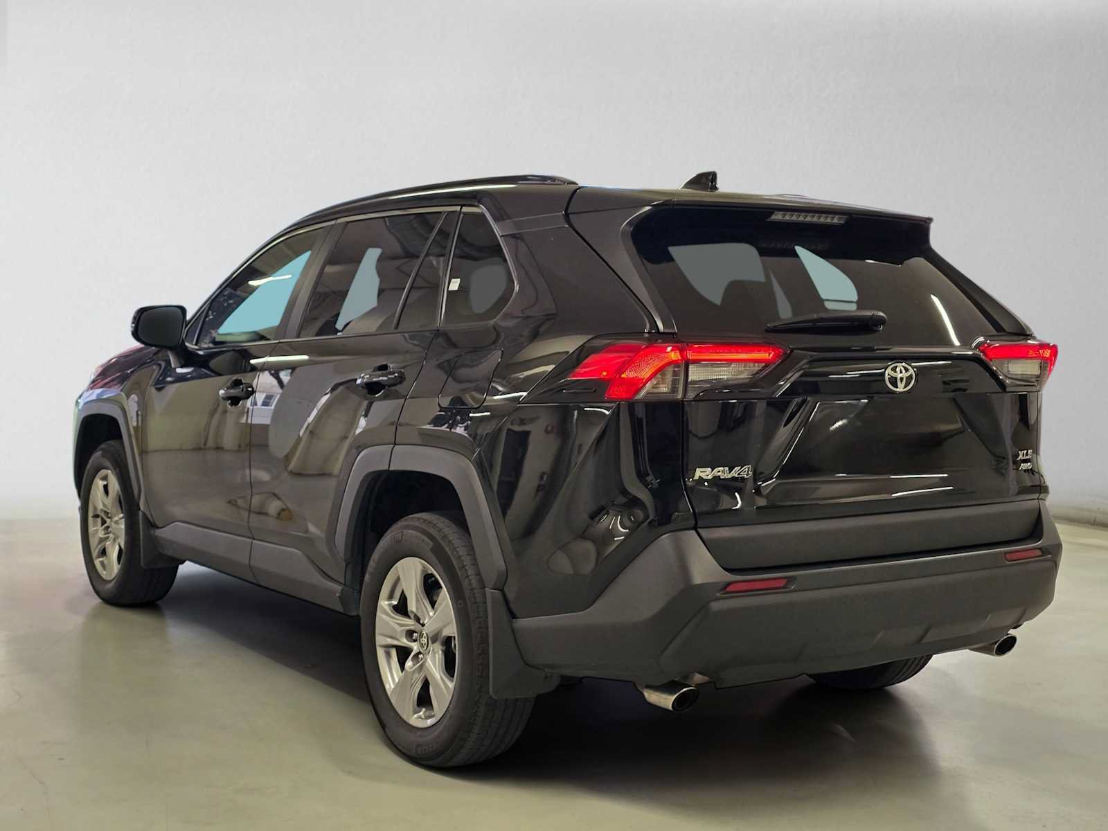 Used 2025 Toyota RAV4 XLE AWD/4WD image 3